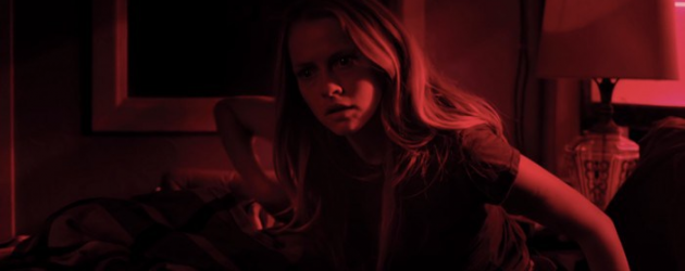 LIGHTS OUT review by Ronnie Malik – Teresa Palmer finds fear in the dark