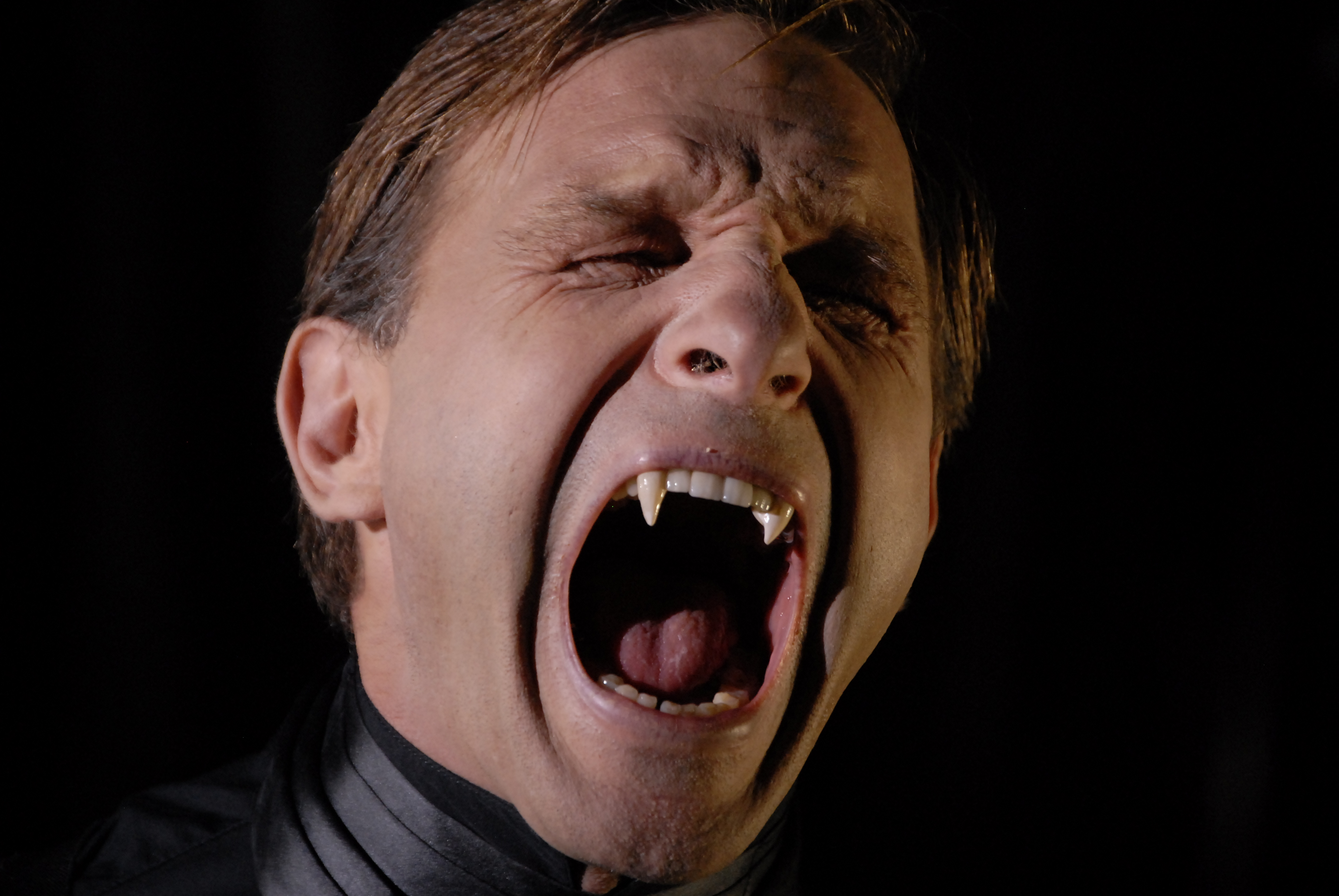 11. THOMAS KRETSCHMANN SHOWS OFF HIS FANGS AS THE LEGENDARY VAMPIRE COUNT IN ARGENTO'S DRACULA 3DIN